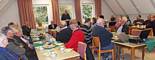 Der Vorsitzende des Arbeitskreises für Heimatpflege im Kirchspiel Mühlheim, Peter Marx, begrüßte die Heimatpflegerinnen und Heimatpfleger des Kreises Soest zu ihrer Herbsttagung (Foto: Kreis Soest).