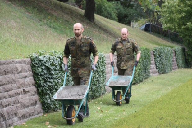 Arbeiten auf dem Friedhof (Foto: Erhard Lauber)