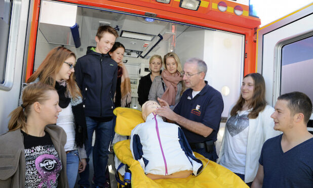 Hans-Peter Trilling, Ärztlicher Leiter des Rettungsdienstes des Kreises Soest, demonstrierte interessierten Schülerinnen und Schülern, wie man Leben rettet (Foto: Thomas Weinstock/Kreis Soest).