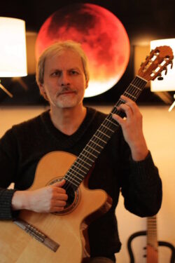 Eddie Nünning, Initiator und Produzent der „Songs for quiet Nights,“ an seinem bevorzugten Instrument, der Gitarre (Foto: Soundressort).