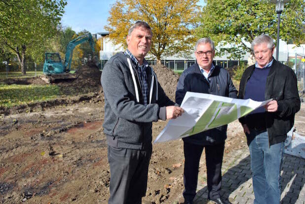 Die Bauarbeiten am künftigen Generationenpark haben begonnen: Thomas Rösen (li.) und Ferdi Grosche (re.) vom Fachbereich Bauen und Stadtentwicklung mit Bürgermeister Wolfgang Fischer (Foto: Stadt Olsberg).