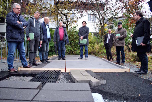 Anhand einer Musterfläche informierte sich jetzt die Olsberger Baukommission über mögliche Pflasterungen für die Olsberger Innenstadt (Foto: Stadt Olsberg).