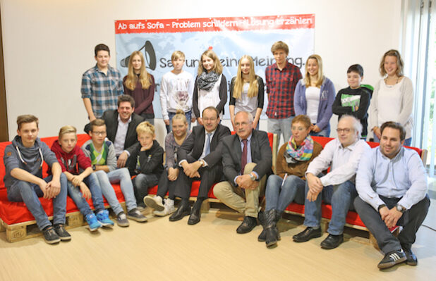 Landrat Thomas Gemke und Neuenrades Bürgermeister Antonius Wiesemann (Mitte) nahmen auch auf dem "Roten Sofa" Platz (Foto: Hendrik Klein/Märkischer Kreis).