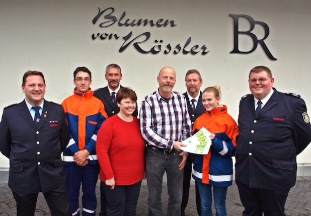 Die Spendenübergabe - Foto: Freiwillige Feuerwehr Schalksmühle