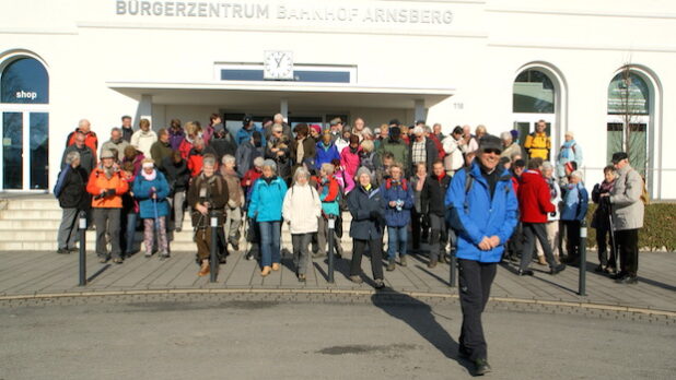 Die erste große Gemeinschaftswanderung „Quer durch Arnsberg von Hütte zu Hütte“ im Februar 2015, mit Wanderführer Willy Verbanc - Foto: Klaus Peters