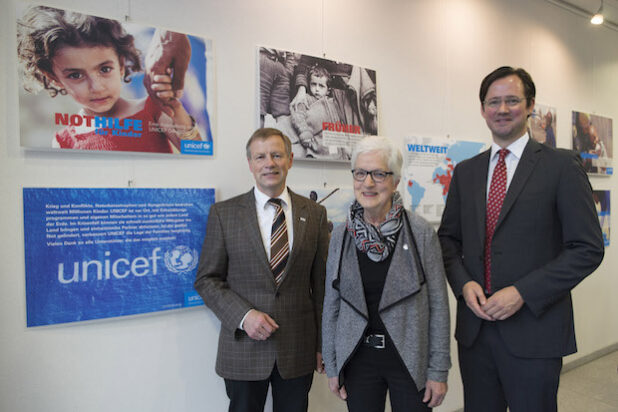 Von links: Regierungsvizepräsident Volker Milk, Ingrid Halbe (UNICEF-AG Sauerland) und Dirk Wiese (Mitglied des Deutschen Bundestages) - Foto: Bezirksregierung Arnsberg.