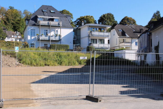 Die Hansestadt Attendorn hat einen neugeschaffenen Parkplatz an der Schemperstraße freigegeben. Bis Ende August 2016 können hier ab sofort bis zu 19 Pkws kostenfrei zwei Stunden lang parken (Foto: Hansestadt Attendorn).