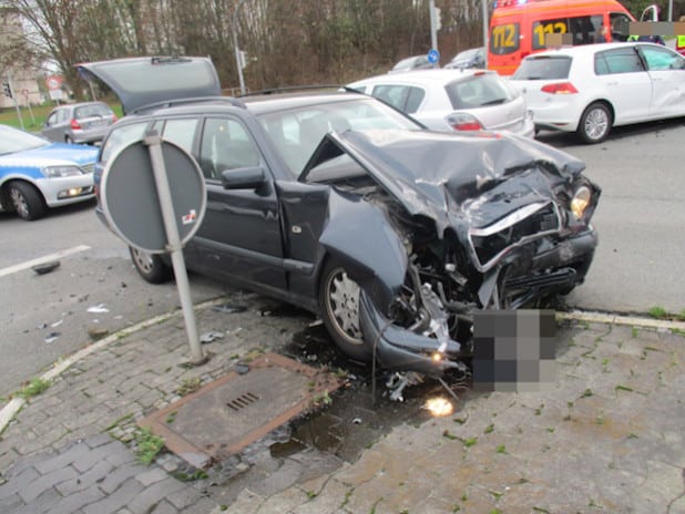 Beide Fahrzeuge wurden bei dem Unfall stark beschädigt. Die Fahrerinnen mit Verletzungen in Krankenhäuser eingeliefert (Foto: Kreispolizeibehörde Soest).