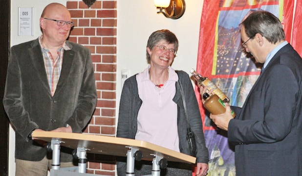 Landrat Thomas Gemke dankte dem Ehepaar Monika und Ulrich Biroth für die monatelange Arbeit (Foto: Hendrik Klein/Märkischer Kreis).