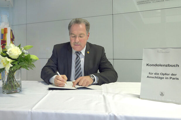 Dieter Dzewas beim Eintrag ins Kondolenzbuch - Foto: Stadt Lüdenscheid