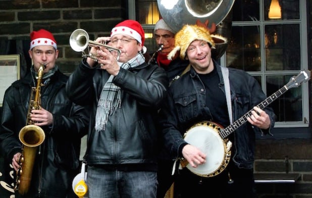 Die Marching-Band „Bäng Bäng“ sorgt am verkaufsoffenen Sonntag mit Dixie, Jazz, Rock und weihnachtlichen Klassikern für Stimmung - Foto: Lüdenscheider Stadtmarketing GmbH.