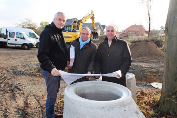Überzeugten sich vor Ort von den Baumaßnahmen zur Erschließung des neues Baugebietes: Langeneickes Ortsvorsteher Werner Lohn (r.) sowie die Verwaltungsmitarbeiter Hermann-Josef Wulf (l.) und Peter Stephan (Foto: Stadt Geseke).