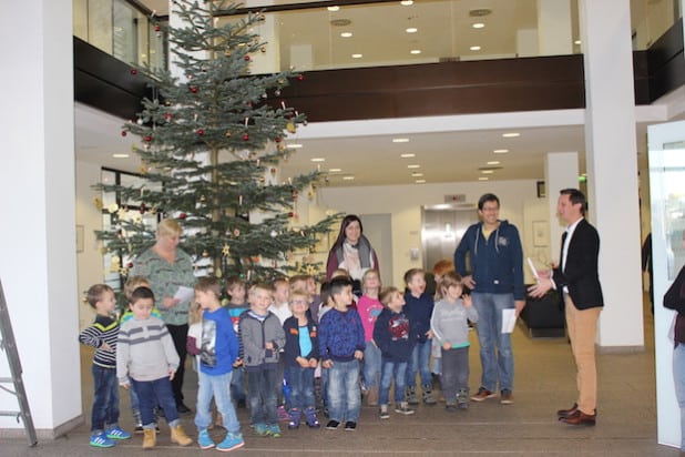 Die Kinder sangen nach dem Schmücken einige Weihnachtslieder (Foto: Kreis Siegen-Wittgenstein).