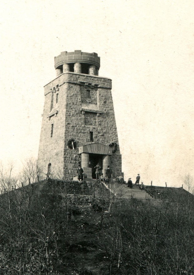 Der Bismarckturm auf der Seilerkuppe in Iserlohn, vermutlich kurz nach der Einweihung im April 1915 (Quelle: Postkarte/Fotografie und Verlag von Ernst Bischoff, Iserlohn/Stadtarchiv Iserlohn).