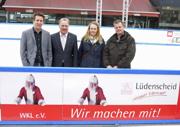 André Westermann (Geschäftsführer LSM), Bürgermeister Dieter Dzewas, Isabell Großheim (LSM) und Eisbahnbetreiber Alexander Langhoff (Foto: Lüdenscheider Stadtmarketing GmbH).