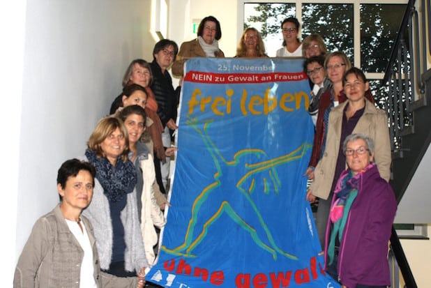 Der Gleichstellungsbeirat und die Gleichstellungsstelle der Stadt Lippstadt setzen mit der Fahne ein sichtbares Zeichen gegen Gewalt an Mädchen und Frauen (Foto: Stadt Lippstadt).