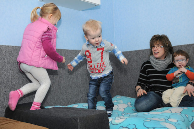 Tagespflege stellt eine wichtige Säule einer verlässlichen und qualifizierten Kinderbetreuung dar. In Kooperation mit dem Kreisjugendamt Soest und dem Jugendamt der Stadt Soest bietet die Volkshochschule Soest ab Januar 2016 einen neuen Qualifizierungskurs für Kindertagespflegepersonen an (Foto: Thomas Weinstock/Kreis Soest).