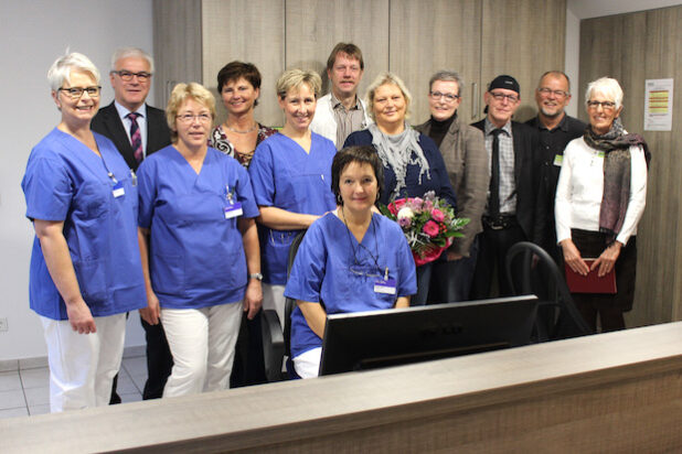 Das Diakonie Klinikum hat am Standort Jung-Stilling in Siegen ein neues Onkologisches Therapiezentrum. Geschäftsführer Hubert Becher (2. von links), die künftige pflegerische Leiterin Sabine Arndgen (4. von rechts) und Seelsorgerin und Pfarrerin Christiane Weis-Fersterra freuen sich mit Ärzten und Mitarbeitern über die neuen, hellen und freundlichen Räume (Foto: Diakonie in Südwestfalen gGmbH).
