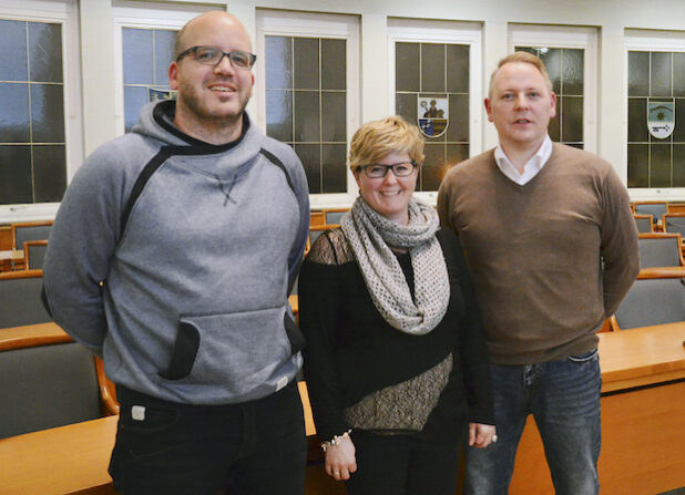 Nadine Günnewig und Jens Abels als Vorgänger gratulierten dem neuen Vorsitzenden des Jugendamtselternbeirates Michael Winzer (Möhnesee, rechts) zu seiner Wahl (Foto: Diana Olthuis/Kreis Soest).