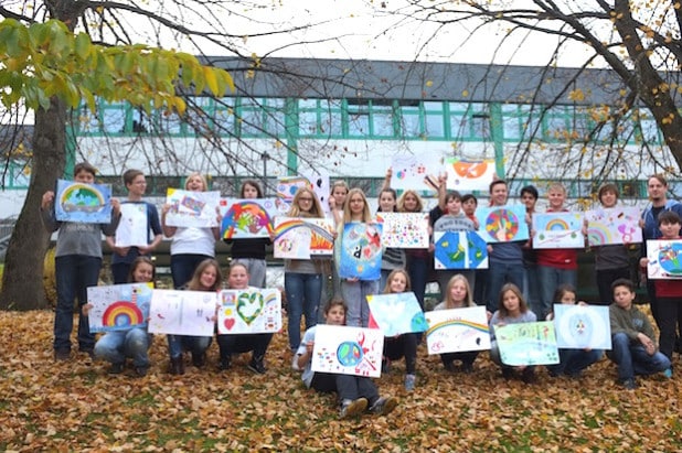 Die Klasse 7a der Sekundarschule Olsberg-Bestwig beteiligte sich zusammen mit dem Lions Club Olsberg-Bestwig am weltweiten Friedensplakat-Wettbewerb (Foto: Lionsclub Olsberg-Bestwig).