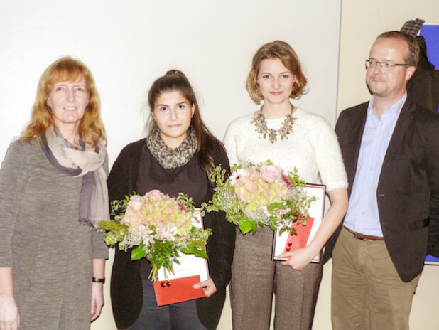 Ezgi Yalcin (2. v.l.)  und Carolin Kray  (3. v.l.) wurden für ihre Staatsarbeiten mit dem Preis der Bildungsforschung ausgezeichnet. Es gratulierten Dr. Ursula Heckel, Geschäftsführerin des Waxmann Verlags, dem Stiftungsgeber des Preises, und Prof. Dr. Martin Rothland vom Zentrum für Lehrerbildung und Bildungsforschung (ZLB) an der Universität Siegen (Foto: Universität Siegen).