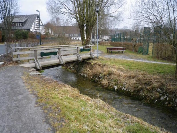 In der Zeit vom 23. November bis voraussichtlich zum Jahresende 2015 wird der Fußgängerweg im Bereich des Spielplatzes und Bolzplatzes in Niederhelden wegen des notwendigen Ersatzneubaues der Holzbrücken gesperrt (Foto: Hansestadt Attendorn).