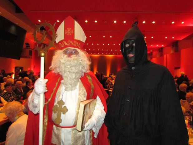 Traditionell endet der vorweihnachtliche Seniorennachmittag in der Stadthalle Attendorn mit dem Besuch vom Nikolaus und seinem Knecht Ruprecht (Foto: Hansestadt Attendorn).