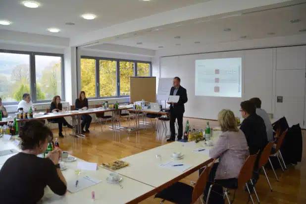 Dipl.-Psych. Frank Menzel erläuterte entsprechende Krankheitsbilder und Möglichkeiten der Vorsorge. (Foto: ontavio GmbH)