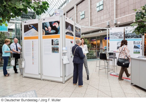 Der Deutsche Bundestag präsentiert sich in der Zeit vom 16. bis 20. November 2015 mit seiner Wanderausstellung im Ratssaal der Hansestadt Attendorn (Foto: Jörg F. Müller).