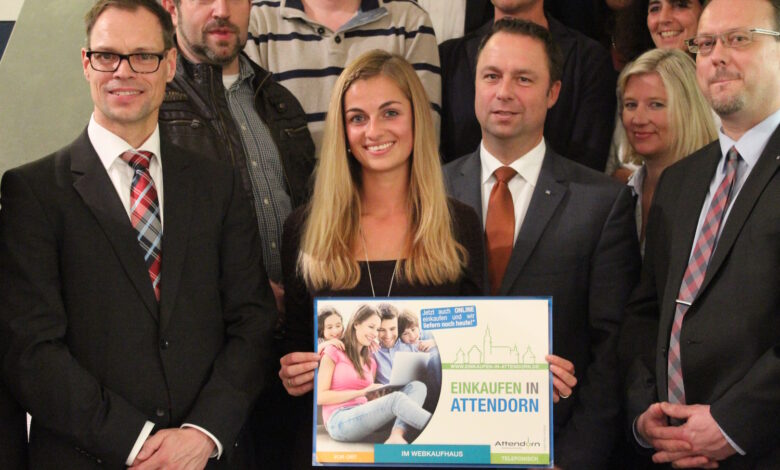 Kristin Meyer (Stadt Attendorn) freute sich zusammen mit allen Webkaufhaus Beteiligten, dass es nun richtig los geht.
