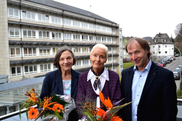 Freuen sich über das 30-jährige Bestehen des Gesprächskreises: Irene Kretschmer, Gruppenkoordinatorin und Regula Fröhling von der Katholischen Krankenhaushilfe (Foto: Katholische Hospitalgesellschaft Südwestfalen gGmbH).