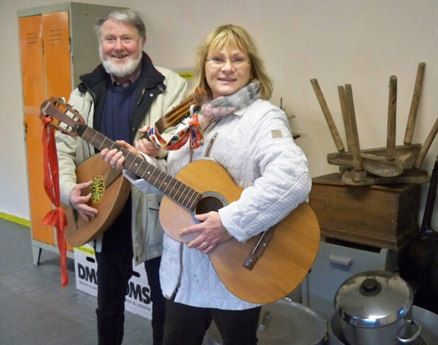 Lothar Molin und Dr. Christiane Todrowski mit Laute und Wandergitarre. Beide dürfen in einer Jugendherbergs-Sammlung nicht fehlen (Foto: Gabriele Aschöwer/Märkischer Kreis).