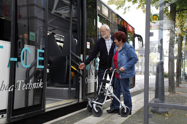 Die Barrierefreiheit ist ein wichtiges Thema bei der Fortschreibung des Nahverkehrsplans. Auch Menschen, die auf einen Rollator angwiesen sind, sollen problemlos einsteigen können (Foto: Willi Schmidt/Schmidt Fotografie).