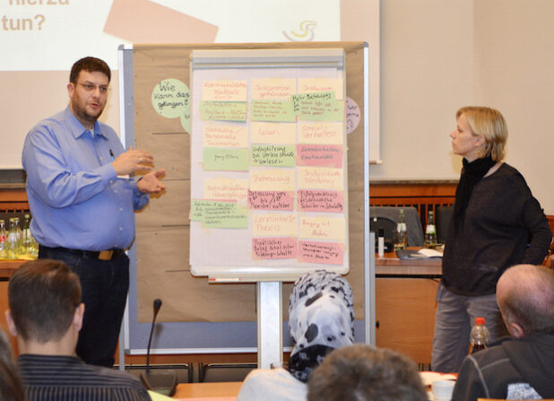 In Arbeitsgruppen thematisierten die Eltern ihre Vorstellungen. Hier stellen Markus Hesse (Johannes-Grundschule Soest) und Kristine Hann (Grundschule Borgeln) ihre Ergebnisse vor (Foto: Achim Schmacks/Kreis Soest).