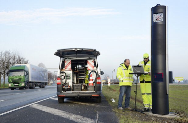 Ein Mitarbeiter der Herstellerfirma Jenoptik wies Helmut Horn (l.), Mitarbeiter des Sachgebiets Verkehrssicherheit, in die Funktionen der neuen Anlage zur Geschwindigkeitsüberwachung, ein (Foto: Thomas Weinstock/Kreis Soest).