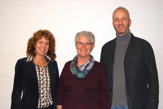 Beatrice Hartmann (links) und Edeltraud Wichtmann wurden zu Vorsitzenden des regionalen Arbeitskreises Frühe Hilfen gewählt. Mit dabei Volker Sommerhoff, Netzwerkkoordinator Frühe Hilfen für den Kreis Olpe (Foto: Kreis Olpe).