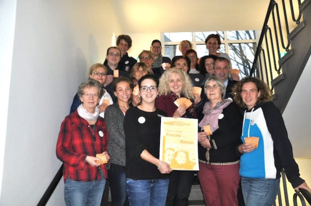 Die Teilnehmer der Kooperationsrunde „Für Kinderschutz und gegen häusliche Gewalt Lippstadt“ stellen die Neuauflage des Informationsflyers vor (Foto: Stadt Lippstadt).