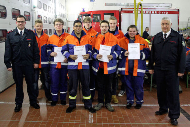 Jugendfeuerwehrleiter Julian Hageböck (links) verabschiedete sieben junge Brandschützer aus der Jugendfeuerwehr und übergab sie an Wehrführer Achim Stracke (rechts) - Foto: Florian Schröder.