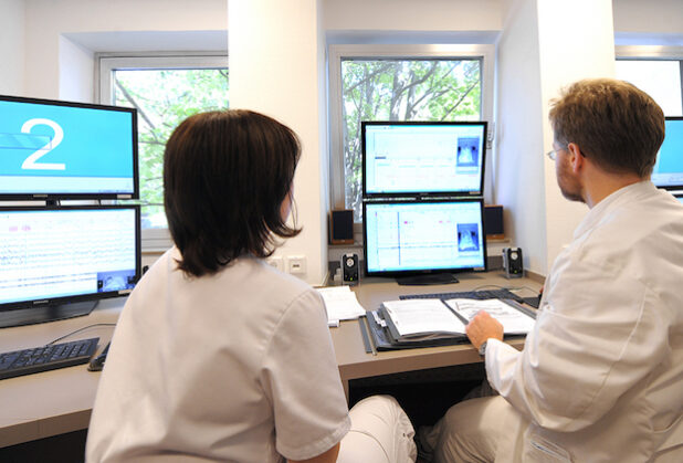 Das Schlaflabor beeindruckt durch seine Hightech-Ausstattung. Computer, Messgeräte, verschiedene Apparaturen, Kabel, Kameras und eine ganze „Schaltzentrale“ mit Monitoren gehören dazu (Foto: Marienkrankenhaus Soest).