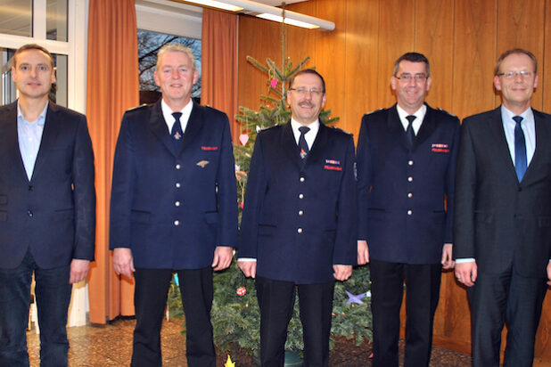 Bewährte Kräfte in der Leitung der Freiwilligen Feuerwehr (v.li.n.re.): Bürgermeister Christoph Weber, Wehrleiter Hubertus Schemme, die beiden stv. Wehrleiter Johannes Thüsing und Stefan Odoj sowie Wolfgang Sträter, Leiter des Fachbereichs Ordnung (Foto: Stadt Meschede).