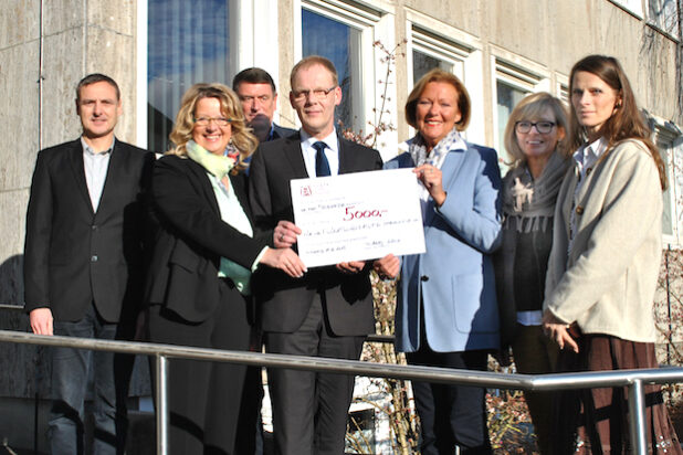 Anja Rapos, Stefanie Schenk-Busse, Monika Brunert-Jetter (v.re.) und Christiane Cordes (2.v.li.) vom Zonta-Club Arnsberg überreichten den symbolischen Spendenscheck an Bürgermeister Christoph Weber (mi.) sowie die Fachbereichsleiter Wolfgang Sträter (li.) und Ulrich Schürmann (3.v.li.) - Foto: Stadt Meschede.