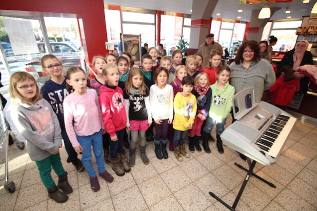 Die Musik-AG der Georgschule unter der Leitung von Birgit Reetz (rechts außen) begeisterte bei ihrem Adventssingen am Wochenende RIGARING-Kunden mit Weihnachtsliedern wie „Winterwonderland“ oder „This little light of mine“ (Foto: RIGARING).
