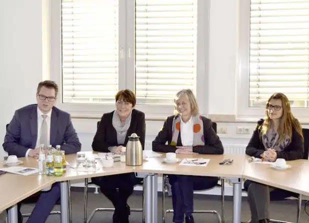 Von links: Ressortleiter Mike Janke, Medienreferentin Christine Schulte-Hofmann, Gabriele Bilke, Leiterin des Bereiches Stadtplanung, und Verena Richters von der Abteilung Stadtentwicklung und Freiraumplanung bei der Vorstellung der Umfrage-Ergebnisse (Foto: Stadt Iserlohn).