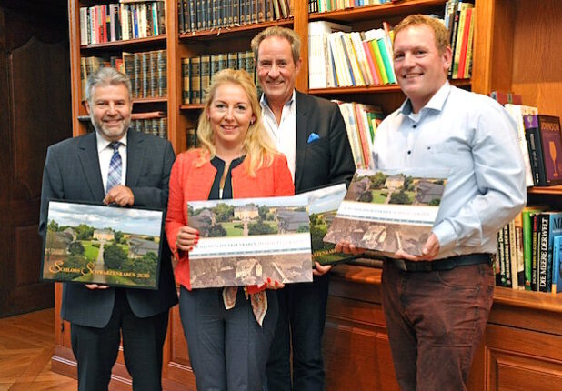 Kalenderfotograf Herbert Polder, Birgit Drosihn, Dr. Otto Drosihn und Chronikautor Dirk Ruholl (v.l.) - Foto: Stadt Lippstadt