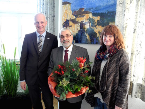 Bürgermeister Christoph Ewers (li.) und Personalratsvorsitzende Elisabeth Fley (re.) verabschiedeten den langjährigen Standesbeamten Bernd-Jürgen Müller (mi.) nach 46 Dienstjahren in den Ruhestand (Foto: Gemeinde Burbach).