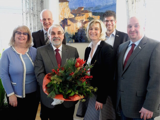 Bürgermeister Christoph Ewers (2.v. l.) und die Burbacher Standesbeamten Brigitte Heuschkel, Sylvia Bieler, Johannes Werthenbach und Jochen Becker verabschiedeten ihren langjährigen Kollegen Bernd-Jürgen Müller (3.v.l.) in den Ruhestand (Foto: Gemeinde Burbach).