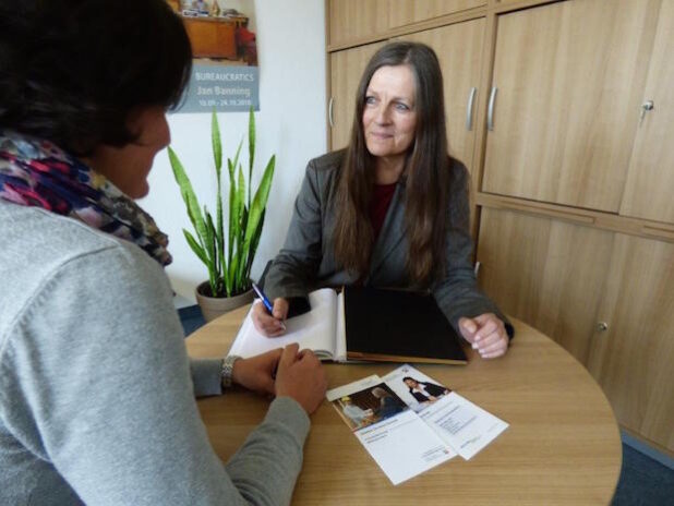 Martina Aberle im Beratungsgespräch (Foto: WFG HSK).