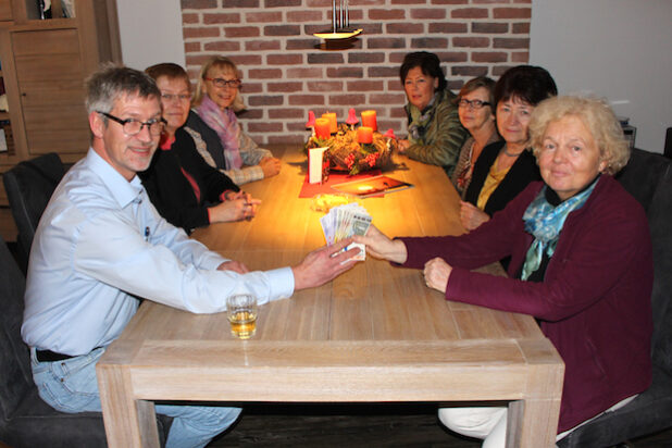 Die Frauenunion Siegen-Wittgenstein hat fleißig Waffeln gebacken und den Erlös von 1855 Euro an Burkhard Kölsch, Leiter des Ev. Hospiz Siegerland, übergeben (Foto: Diakonie in Südwestfalen gGmbH).