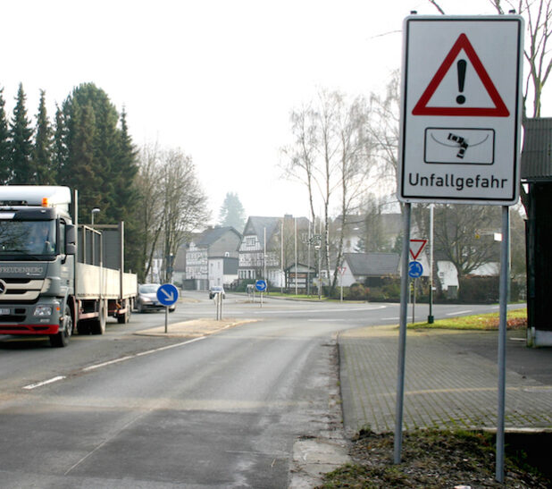 Ein Warnschild soll die Verkehrsteilnehmer aufmerksam auf die Gefahr im Kreisverkehr machen (Foto: Stadt Olsberg).