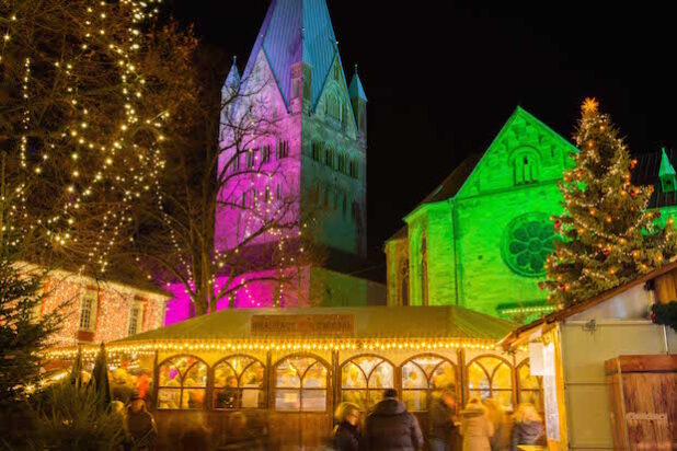 Der Weihnachtsmarkt in Soest - St. Patrokli und St. Petri illuminiert (Foto: Gero Sliwa).